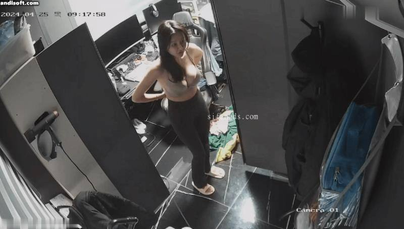 韩国妹子在工作室监控下脱光换衣服